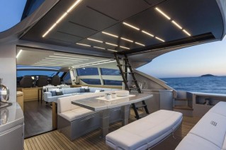 Motor yacht Pershing 82 - Exterior-001